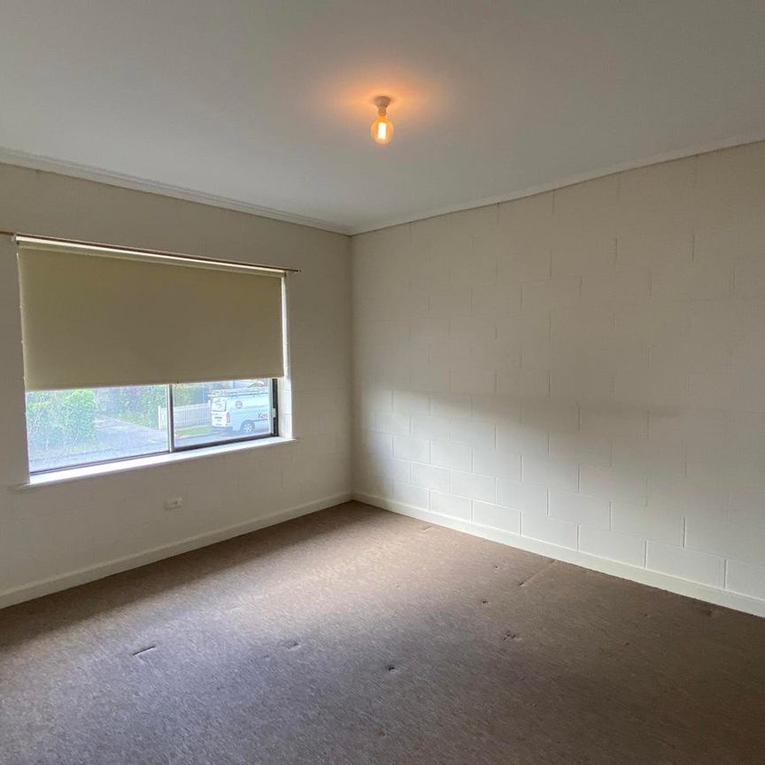 Comfortable and centrally located upstairs unit - Photo 1