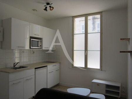Location Appartement 2 pièces 27m² FONTENAY LE COMTE 85200 - Photo 4