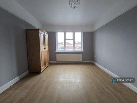 3 bedroom flat to rent - Photo 3