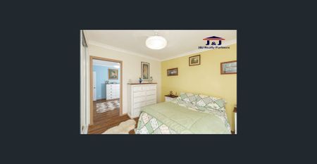 Charming 3 Bedroom house for rent with stunning lake views - Photo 3