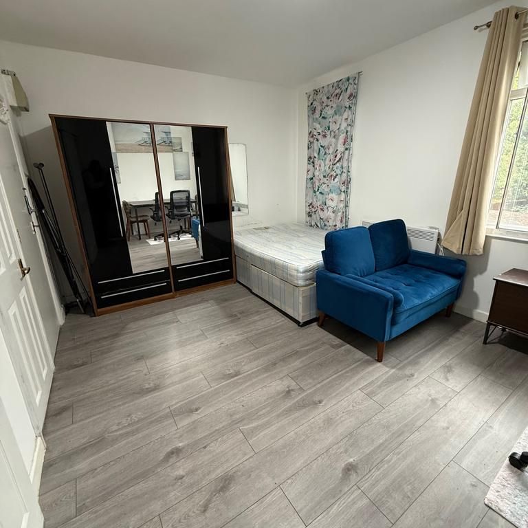 Studio to rent - Photo 1