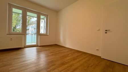 *** Hier wird fleißig gewerkelt! Charmante 2-Zimmerwohnung mit Loggia zum Garten! *** - Photo 2