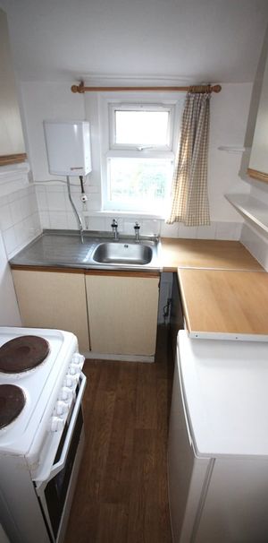 Bedsit, Burnt Ash Hill, SE12 - Photo 1