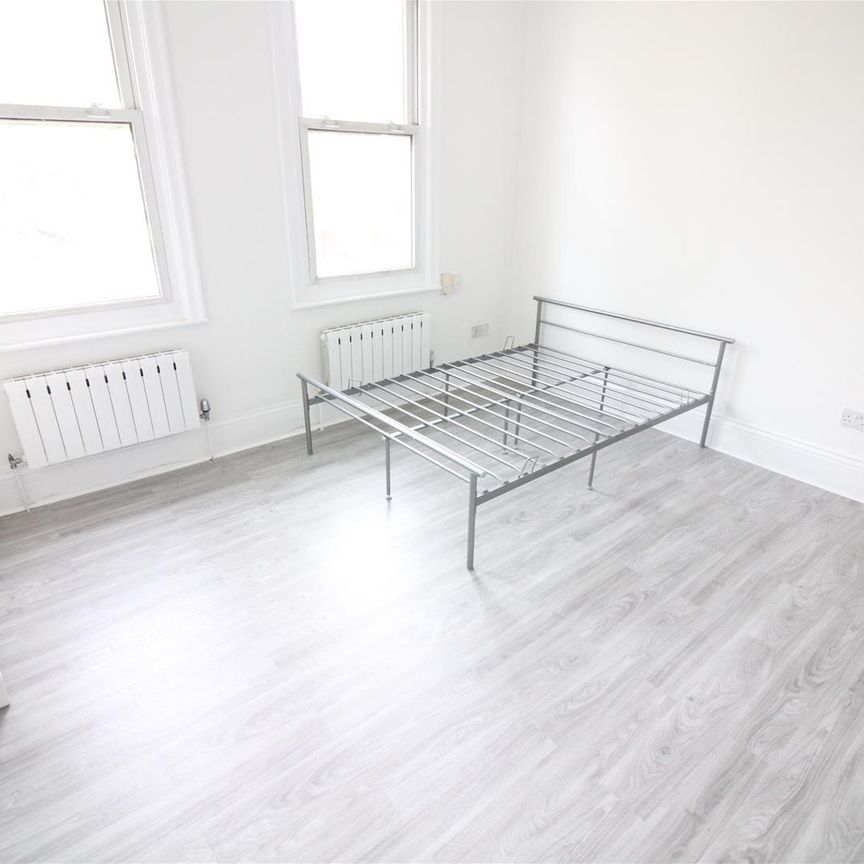 Madeley Road, London - Photo 2