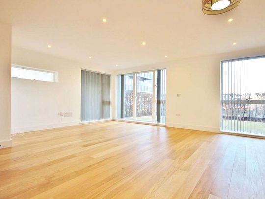 Ground floor apartment featuring two bedrooms and two bathrooms - Photo 1