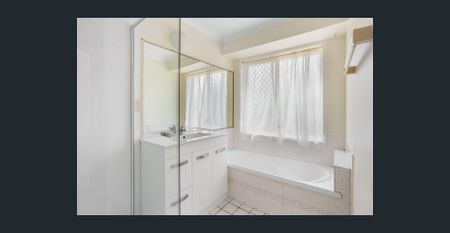 4 BEDROOM FAMILY HOME WITH AIR CON - Photo 4