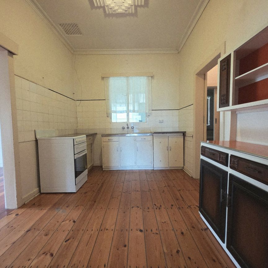 Neat 3-Bedroom Home in Convenient Royal Park Location - Photo 1