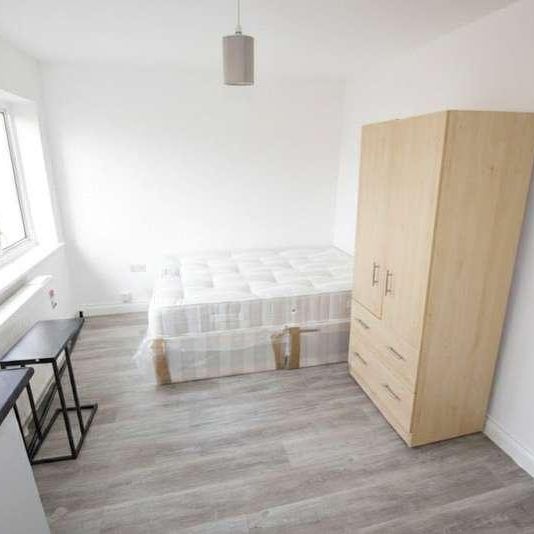 Collier Row Lane, Romford, RM5 - Photo 1