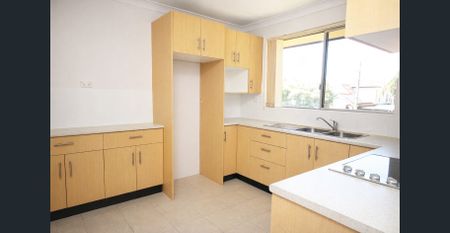 Nicely updated, top floor residence with a lock up garage & storeroom - Photo 3