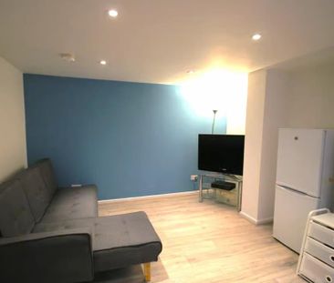 3 Bed Terraced House, Lumley Walk, LS4 - Photo 2