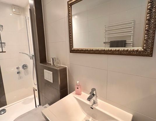 Hochwertig modern möblierte 2-Zimmerwohnun mit Südbalkon - Foto 1