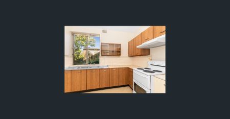 Spacious 2-bedroom top floor unit ! - Photo 3