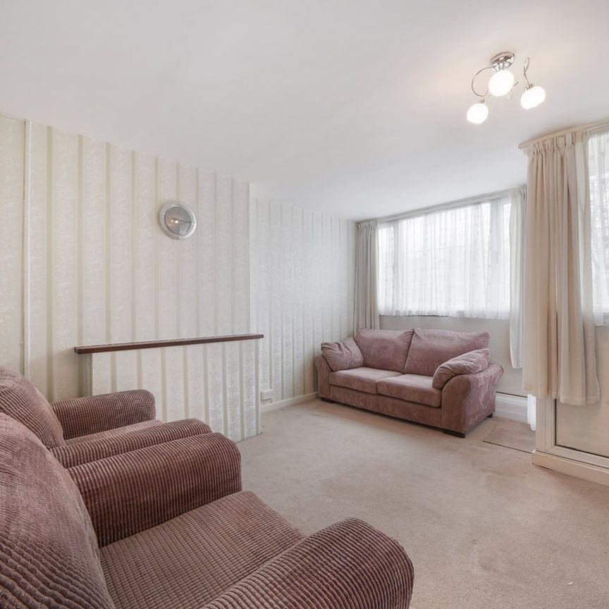 3 Bed Flat, Rowstock Gardens, N7 - Photo 1