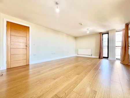 3 Bed Flat, Charter House, IG1 - Photo 4