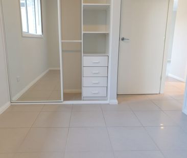 Brick 2 bedroom flat, fully tiled throughout, fenced Flat. New AC, ... - Photo 1