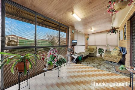 BEAUTIFULLY PRESENTED FAMILY HOME IN HEART OF LALOR - Photo 3