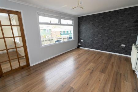 3 bedroom end of terrace house to rent - Photo 4