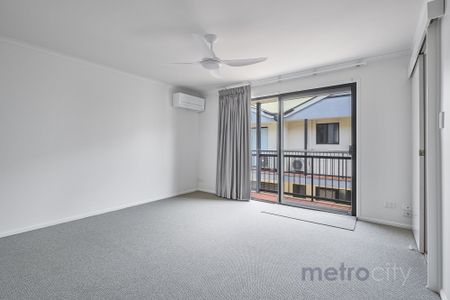 Beautifully Updated Townhouse Moments from Oxford Street!! - Photo 5