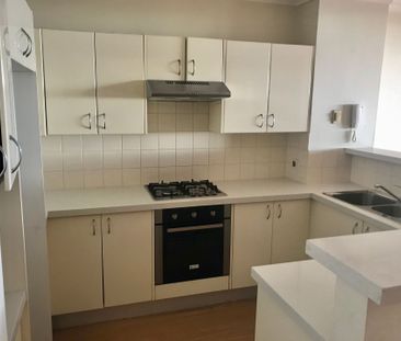 Two bedroom apartment in ultra convenient location - Photo 5