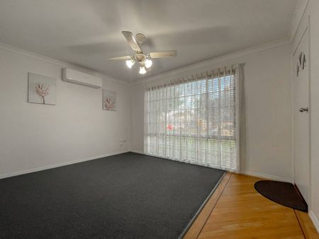 Charming two bedroom brick unit - Photo 5