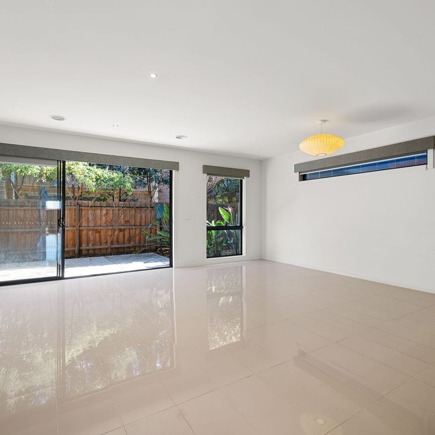 Modern, Spacious & Quiet Family Home! - Photo 1