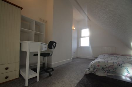 3 bedroom Apartment to rent - Photo 3