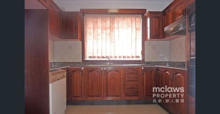 Stylish 3-Bed Unit in Prime Location - For Rent - Photo 2