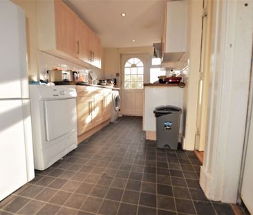 4 bedroom House in Drummond Avenue, Leeds - Photo 3