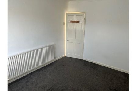 4 bedroom semi-detached house to rent - Photo 2
