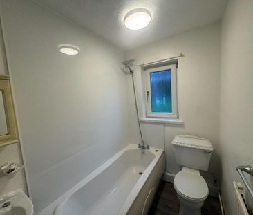 2 bedroom Flat To Let - Photo 3