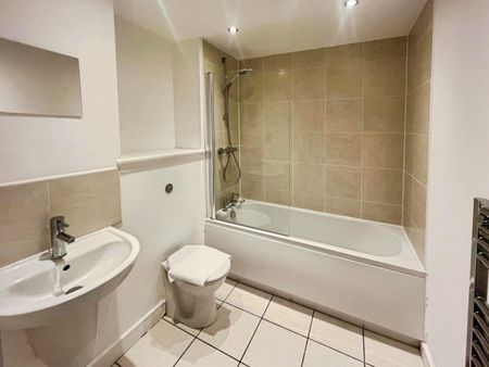 3 bedroom Flat To Let - Photo 2