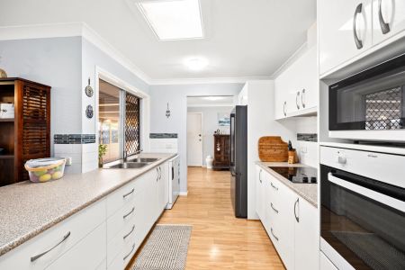 4 Bedroom house with pool, Kippa-Ring Contact Julie Sykes 0438 050 110 - Photo 5
