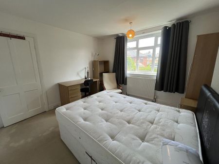 1 bedroom in a house share to rent - Photo 4