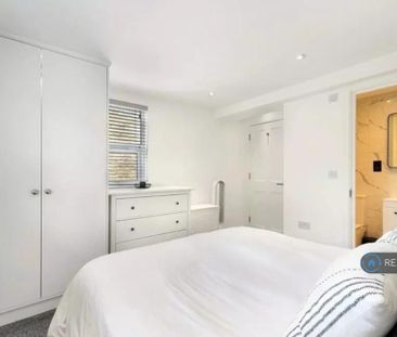 1 bedroom in a flat share to rent - Photo 4