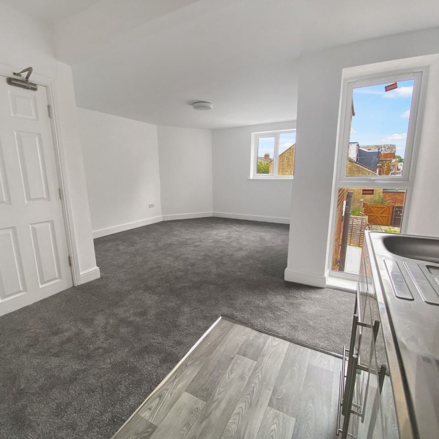 First Floor Back Bedroom, 32 Bullingdon Road, Oxford OX4 1QH - Photo 1
