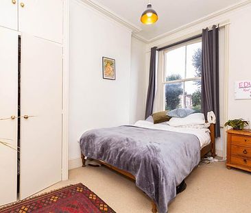 A spacious 2 double bedroom property with communal gardens - Photo 2