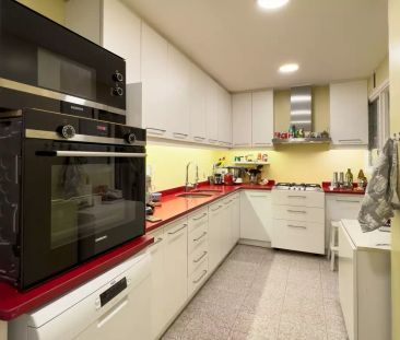 Room in a shared 4-bedroom apartment for rent in Gràcia for females only - Photo 5