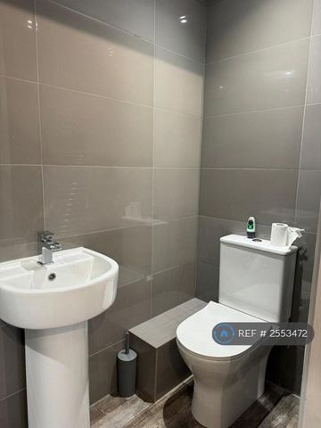 1 bedroom in a house share to rent - Photo 4