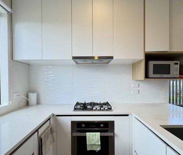 Modern 2-Bedroom, 2-Bathroom Townhouse in Flat Bush - Photo 4