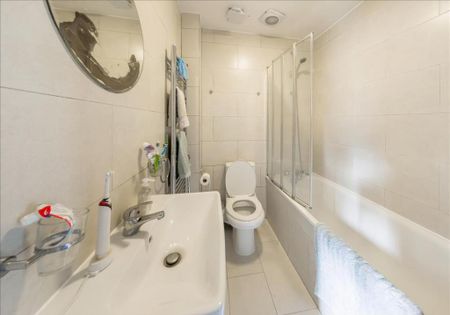 3 bedroom flat to rent - Photo 4