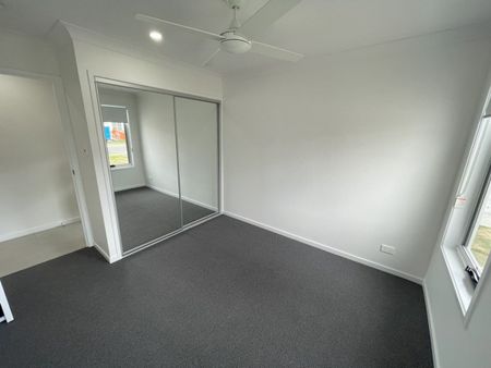 Stylish, Modern & Compact Family Home - Photo 3