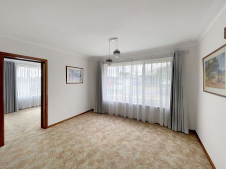 10 Adela Street, Wendouree - Photo 2