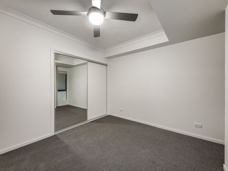 THREE BEDROOM GEM WITH COURTYARD IN A GREAT LOCATION - Photo 3