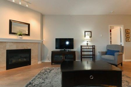 Prime Uptown White Rock Spacious 2 Bedrooms Plus Den/2 Bath Concrete Condo - Photo 4