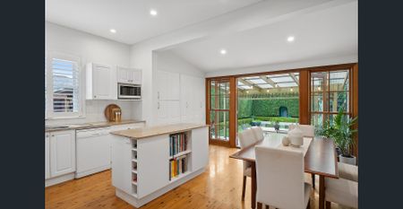 PRIVATE MODERN SEMI OF OUTSTANDING DESIGN IN A PREMIER WILLOUGHBY LOCATION - Photo 5