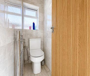 4 bedroom end of terrace house to rent - Photo 3