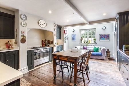 A stylish period house located close to the town centre and delightful countryside walks. - Photo 2