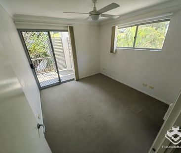 TOP FLOOR UNIT IN THE HEART OF ASHGROVE - PEACEFUL, GREEN, PRIVATE - Photo 5