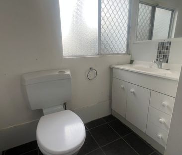 4-bedroom home with a big backyard! - Photo 5