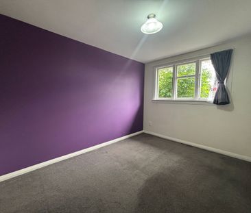 Spacious Living - Photo 2